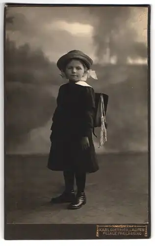 Fotografie Karl Dietrich, Laufen / Salzach, süsses Mädchen im dunklen Kleid mit Schulranzen zum Schulanfang