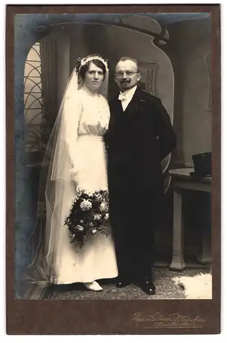 Fotografie Rud. Löbner, München, bayrisches Hochzeitspaar im Brautkleid und Anzug mit Brautstrauss