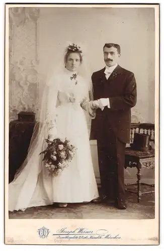 Fotografie Jospeh Werner, München, bayrisches Ehepaar zur Hochzeit im Brautkleid und Anzug, Zylinder und Brautstrauss
