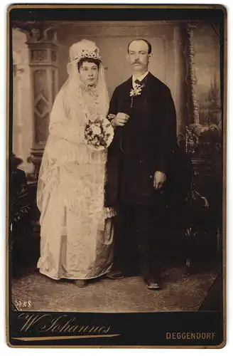 Fotografie W. Johannes, Deggendorf, niederbayrisches Brautpaar im schicken Brautkleid mit Schleier