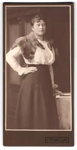 Fotografie C. PLanz, Linz, junge Frau Olga Flohmayr in heller Bluse mit Fuchs Pelz um die Schultern