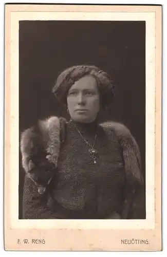 Fotografie F. W. Reng, Neuötting, junge Dame in gesmusterter Bluse mit Fuchspelz um die Schultern