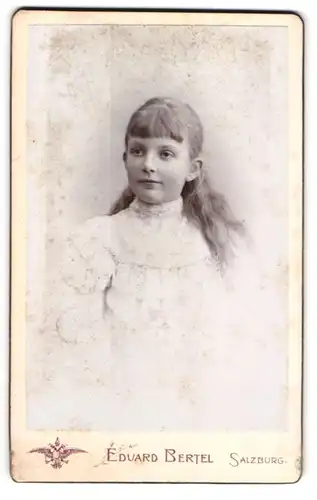 Fotografie Eduard Bertel, Salzburg, Portrait hübsches Mädchen im weissen Kleid mit offenen langen Haaren, 1899