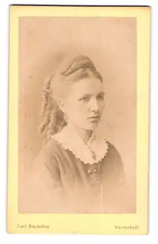 Fotografie Carl Backofen, Darmstadt, hübsche junge Frau in Kleid mit Korkenzieher Locken