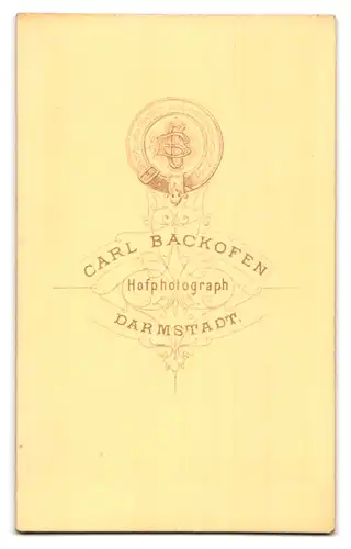 Fotografie Carl Backofen, Darmstadt, hübsche junge Frau in Kleid mit Korkenzieher Locken