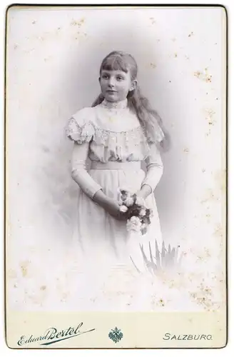 Fotografie Eduard Bertel, Salzburg, hübsches junges Mädchen im weissen Kleid mit offenen blonen Haaren, 1899