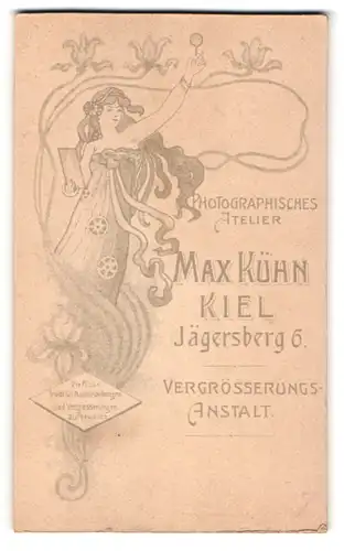 Fotografie Max Kühn, Kiel, Jägerberg 6, Frau im schulterfreien Kleid mit Jugendstilfrisur hält Lupe in die Luft