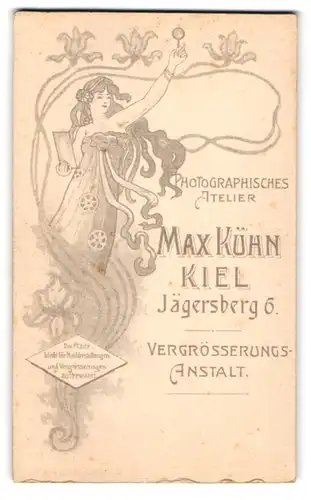 Fotografie Max Kühn, Kiel, Jägersberg 6, Frau mit Lupe und Fotografie im Jugendstil Kleid