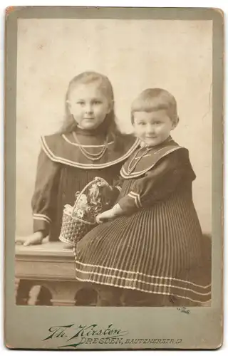 Fotografie Theodor Kirsten, Dresden, Bautznerstr. 12, drei Kinderköpfe mit Sonnenblumen