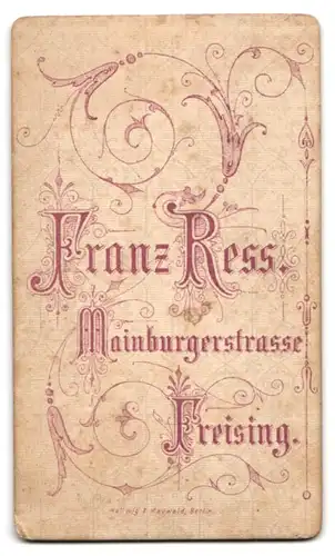 Fotografie F. Ress, Freising, junger Student im Anzug mit Couleur Aufschrift August 1882