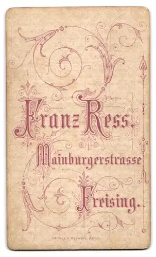 Fotografie F. Ress, Freising, Student im dunklen Anzug mit Biertönnchen und Couleur