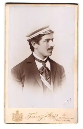 Fotografie Franz Ress, Freising, Student St. Randlinger im Anzug mit Couleur und Schirmmütze, 1897