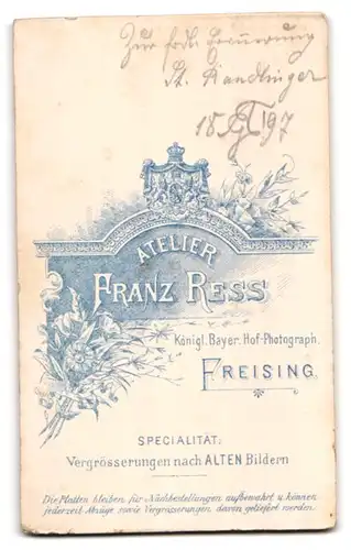 Fotografie Franz Ress, Freising, Student St. Randlinger im Anzug mit Couleur und Schirmmütze, 1897