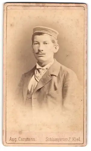 Fotografie Aug. Carstenn, Kiel, Student Neubraun im Anzug mit Couleur und Schirmmütze, 1880
