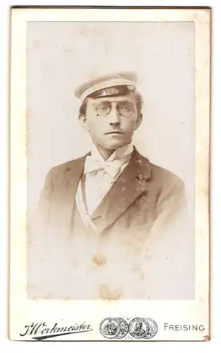 Fotografie J. Werkmeister, Freising, Portrait Student im Anzug mit Couleur und Schirmmütze