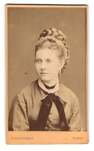 Fotografie Franz Surand, Elbing, junge Frau im Kleid mit geflochtenen hochgesteckten Haaren