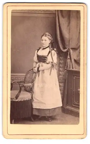 Fotografie F. Herzing & Co., Traunstein, junge Frau im Trachtenkleid mit geflochtenem Zopf