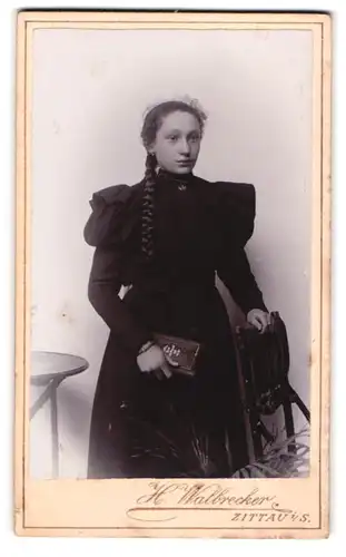 Fotografie H. Walbrecker, Zittau i. S., junges Mädchen im schwarzen Kleid mit langem Zopf