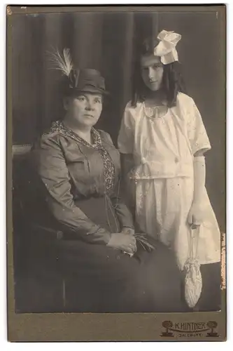 Fotografie K. Hintner, Salzburg, Mutter mit ihrer Tochter im weissen Kleid mit Korkenzieherlocken