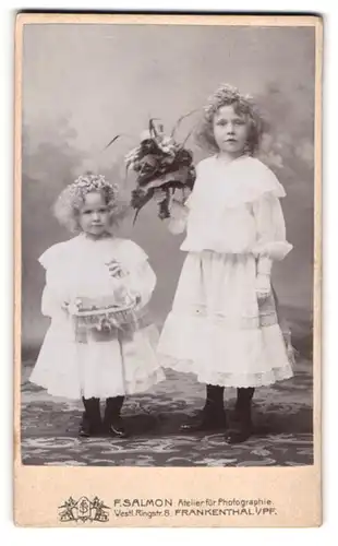 Fotografie F. Salmon, Frankenthal i. Pf., zwei niedliche kleine Mädchen in weissen Kleidern als Blumenmädchen