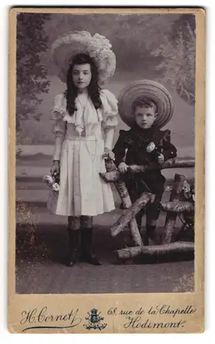 Fotografie H. Cornet, Hodimont, zwei belgische Kinder in weissen und im schwarzen Kleid mit Sommerhüten