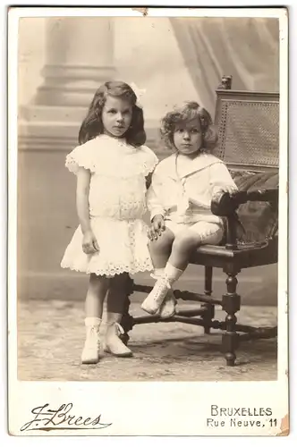 Fotografie F. Drees, Bruxelles, zwei niedliche belgische Kinder im weissen Kleid und Sommeranzug mit offenen Haaren