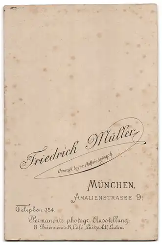 Fotografie Friedrich Müller, München, niedliches Kleinkind im Woll Strick Kleid mit Barett