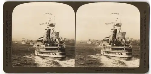 Stereo-Fotografie H. C. White Co., Chicago, Ansicht New York, Ausflugsdampfer auf der fahrt zum Hafen, Skyline