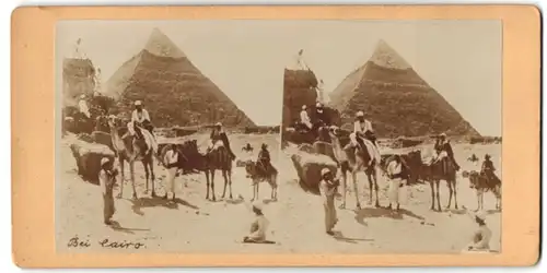 Stereo-Fotografie unbekannter Fotograf, Ansicht Giseh / Ägypten, Kamel-Karawane vor der grossen Pyramide
