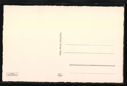 AK Ohrdruf /Th., Bahnhofstrasse mit Ortskrankenkasse, Aufmarsch junger Männer in kurzen Hosen