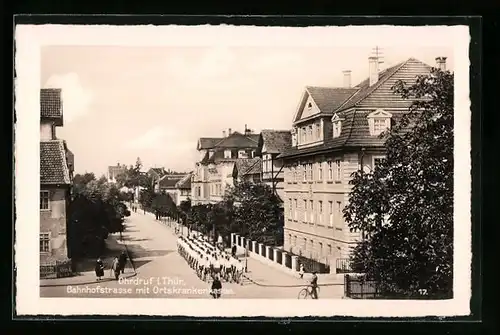 AK Ohrdruf /Th., Bahnhofstrasse mit Ortskrankenkasse und Gruppe junger Männer