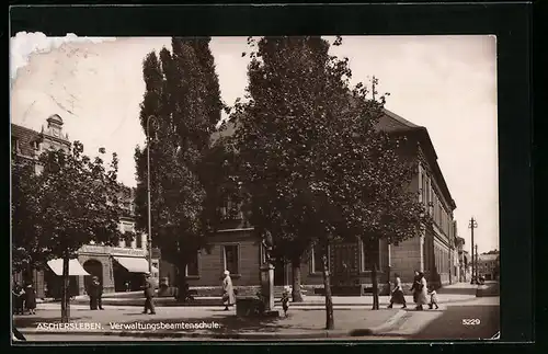 AK Aschersleben, Verwaltungsbeamtenschule mit Strasse und Passanten
