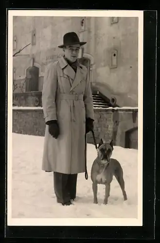 Foto-AK Herr in Trenchcoat mit Boxer an der Leine im Schnee