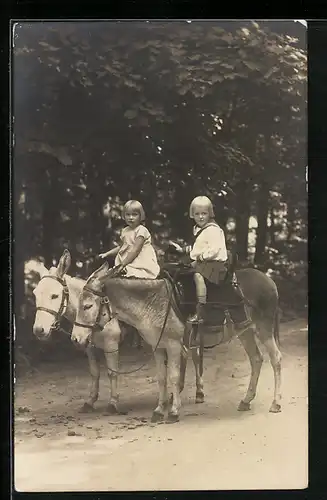 AK Eisenach, Zwei kleine Mädchen auf dem Rücken von Wartburg-Eseln