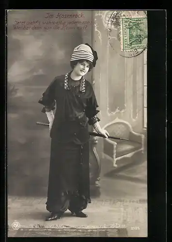 AK Junge Frau im Hosenrock mit Schirm, Mode