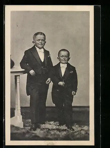 AK Liliputaner im Anzug mit Fliege