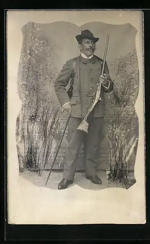 Foto-AK Jäger mit Gewehr und Stock im Passepartout