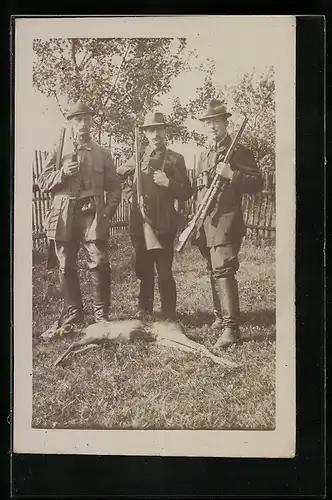 AK Jäger mit Gewehren mit erlegtem Wild