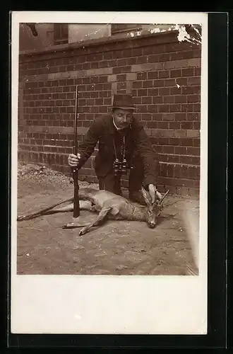 AK Jäger mit Fernglas und Gewehr mit erlegtem Wild