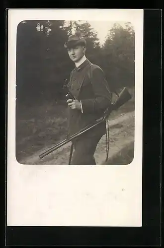 AK Jäger mit Fernglas und Gewehr