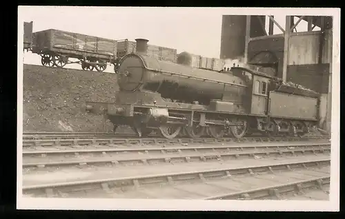 AK Englische Dampflokomotive, Güterwaggons