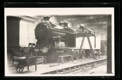 AK Englische Dampflokomotive in der Werkstatt