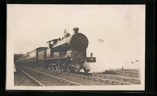 AK Englische Dampflokomotive vor einem Personenzug