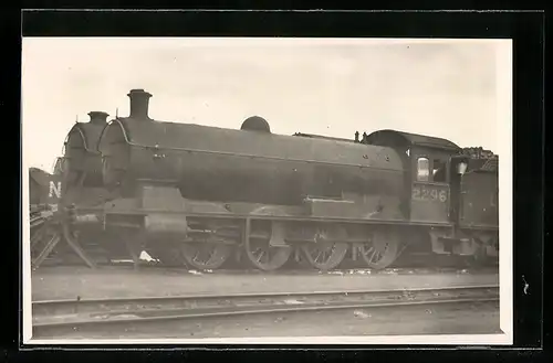 Foto-AK Lokomotive der englischen Eisenbahn No. 2296