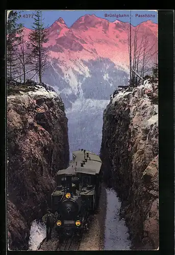 AK Brünigbahn, Passhöhe mit Zugwagen und Waggons