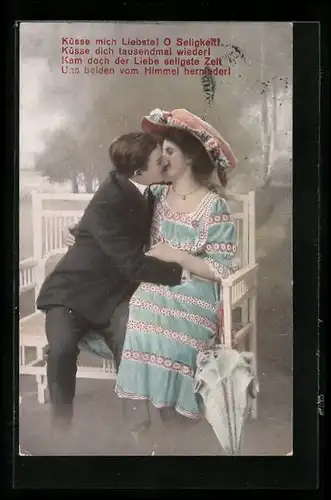 AK küssendes Paar mit Schirm