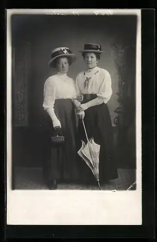 Foto-AK zwei Damen mit grossen Hüten und Schirm