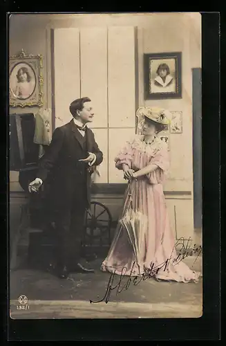 AK junger Herr im Anzug bittet Dame mit Schirm