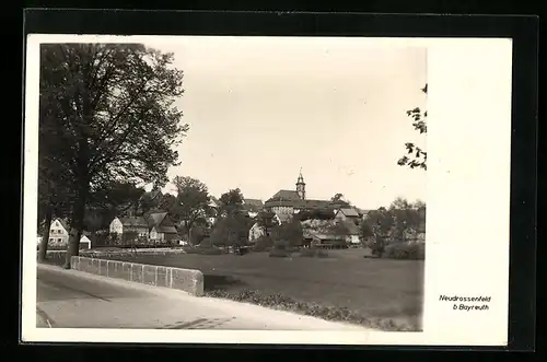 AK Neudrossenfeld bei Bayreuth, Ortsansicht mit Strasse