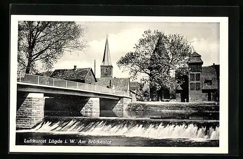 AK Lügde i. W., am Brückentor, Blick zur Kirche